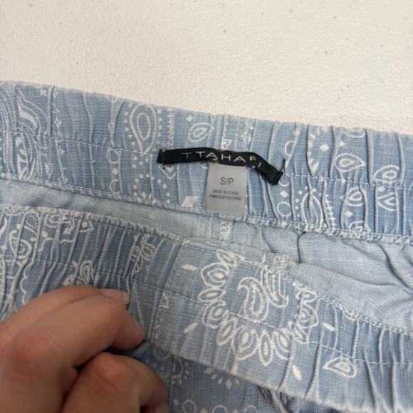 Tahari Women’s Fray Hem Drawstring Shorts Size Small Light Blue Ivory Bandana - Picture 4 of 10